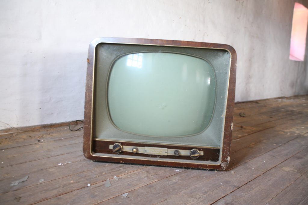 古いブラウン管のテレビの写真