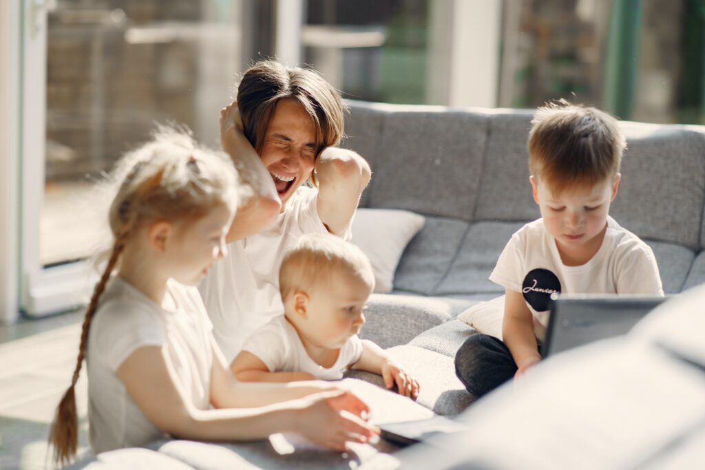 3人の子供が楽しそうに遊んでいる。しかしなぜか絶叫している母親の写真