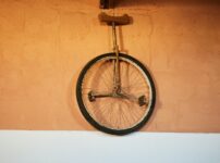 循環するものの象徴として一輪車の写真