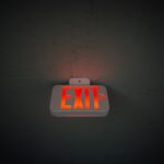 天井に取り付けられた「EXIT」と書かれた案内板の写真